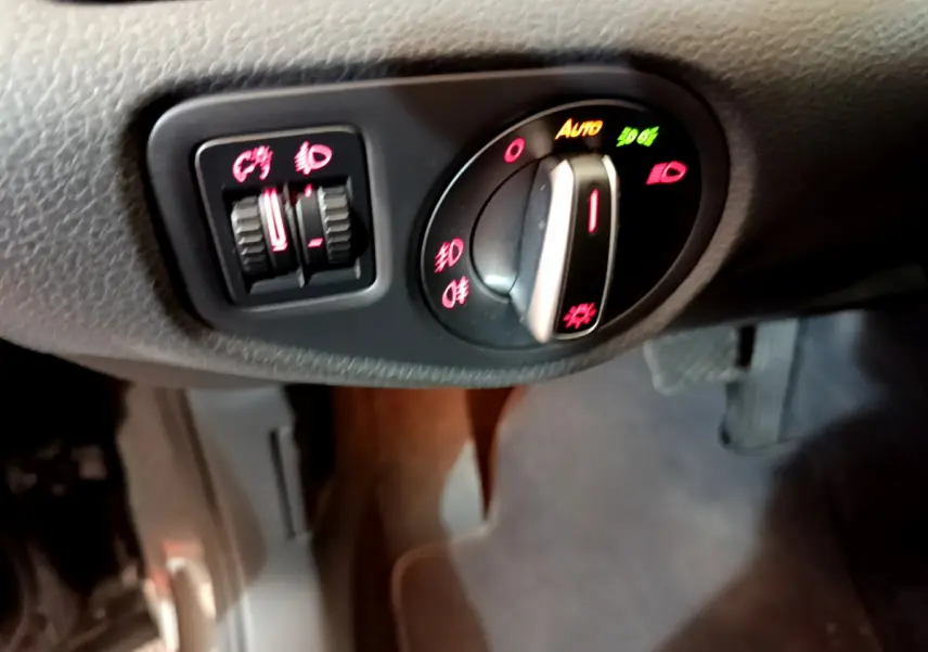 Gros plan sur les commandes d’éclairage du tableau de bord du Volkswagen Sharan 2017, côté gauche du conducteur.