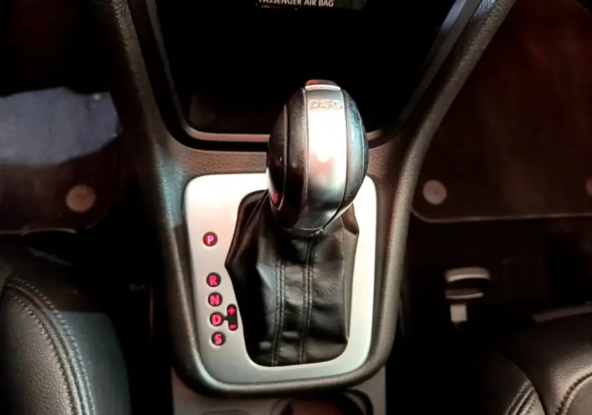 Le levier de vitesse DSG noir et argenté de la Volkswagen Sharan 2.0 TDI 2017, vue rapprochée de la console centrale.