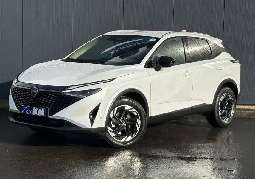 Nissan Qashqai III e-Power blanc nacré en 3/4 avant droit avec jantes alliage noires et toit noir brillant.