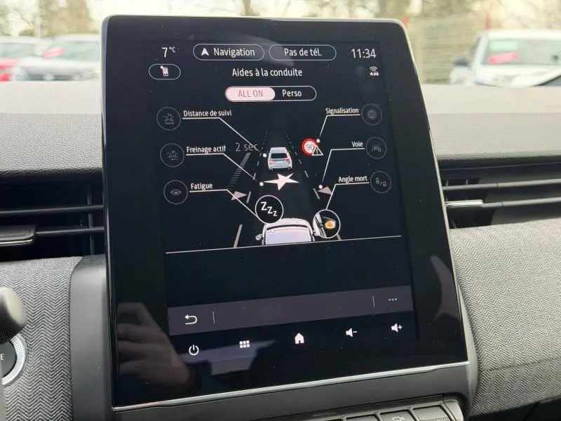 Écran tactile central de la Renault Clio 2025 affichant les aides à la conduite avec interface claire et moderne.