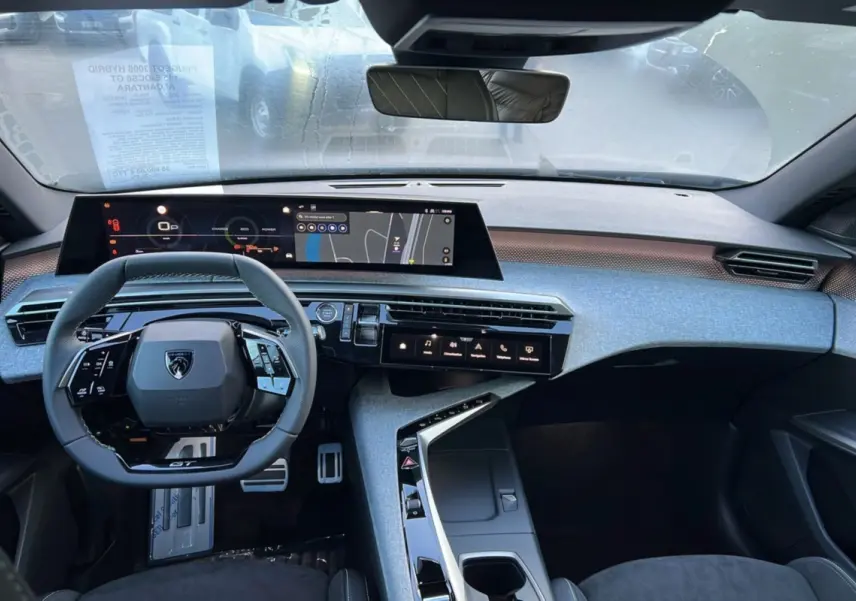 Vue intérieure avant du Peugeot 3008 Hybrid 145 GT Alcantara avec tableau de bord numérique et volant cuir multifonctions.