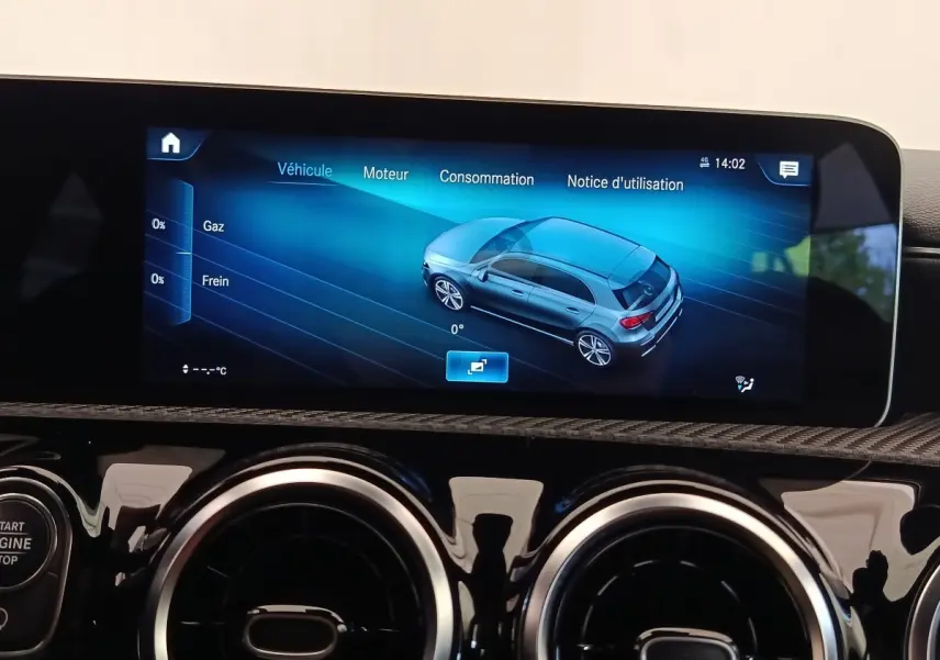 Écran tactile du tableau de bord montrant une vue 3D grise de la Mercedes Classe A hybride en profil droit.