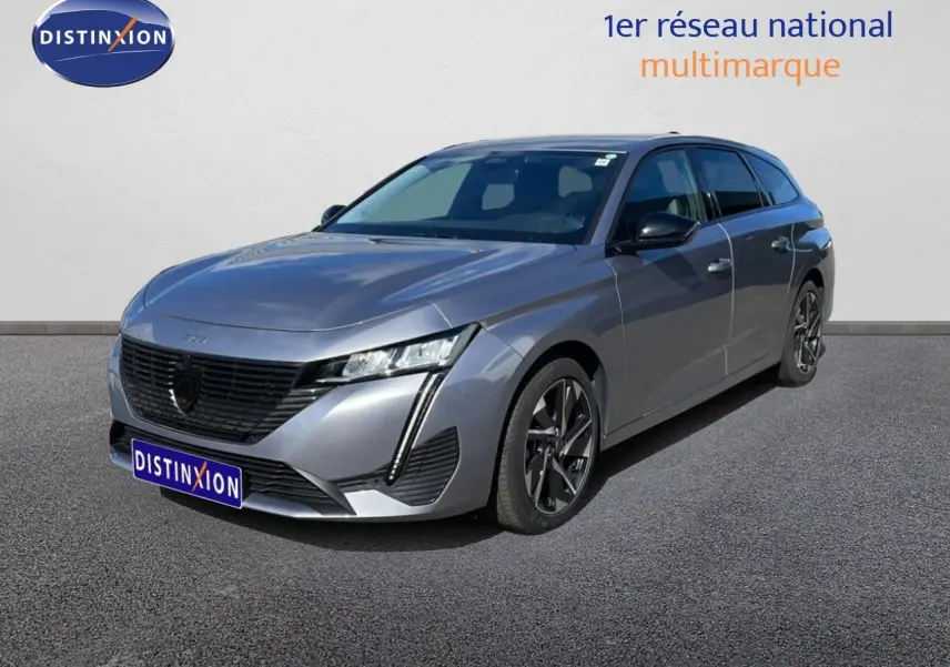 Peugeot 308 SW gris Artense métal vue 3/4 avant droit, mettant en valeur ses optiques LED et jantes alliage.