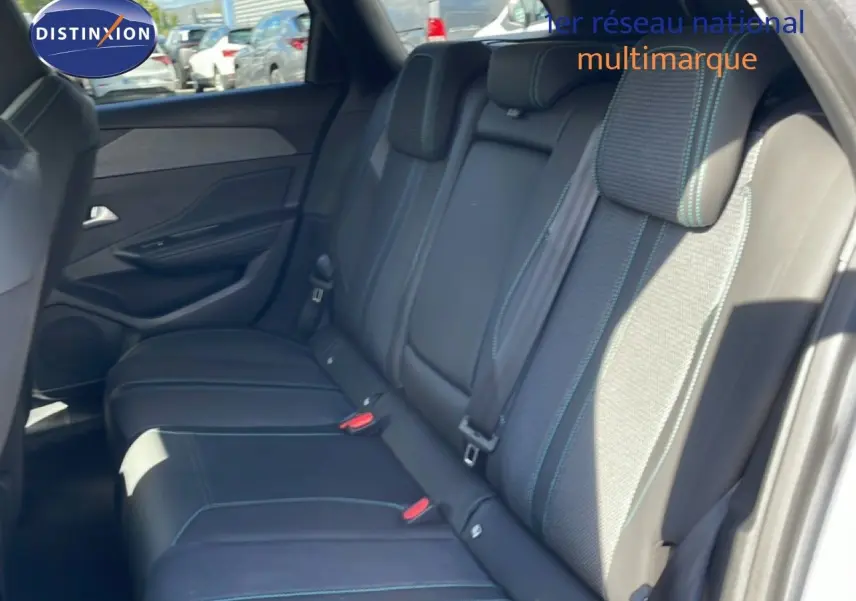 Vue intérieure sur les sièges arrière noirs avec surpiqûres bleues d'une Peugeot 308 SW gris Artense 2025.