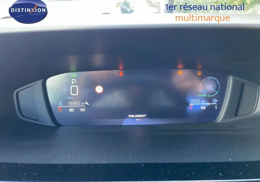 Affichage numérique du tableau de bord de la Peugeot 308 SW gris Artense, montrant la vitesse et l'autonomie.