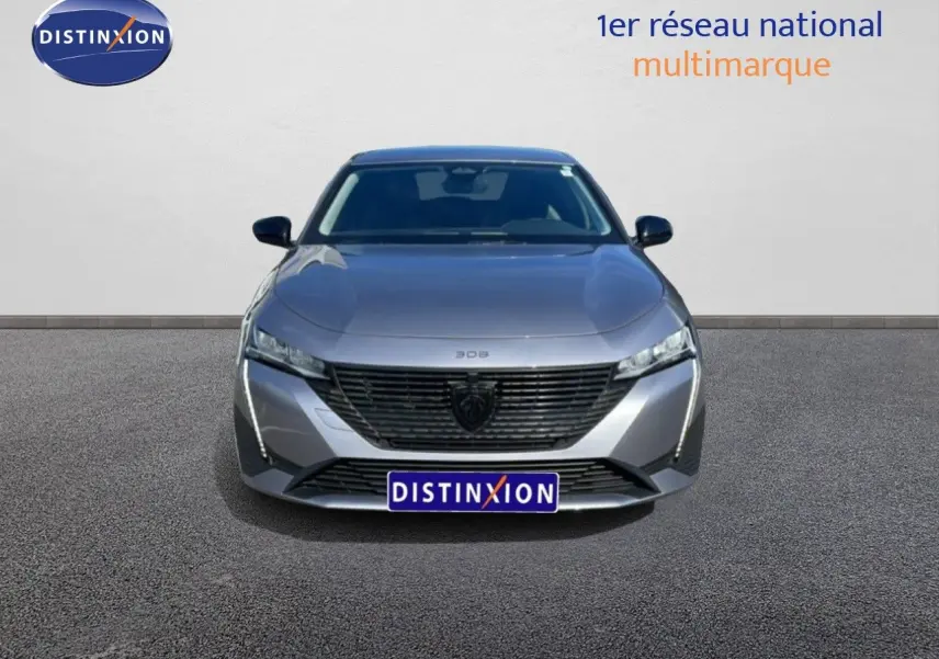 Vue avant d'une Peugeot 308 SW Hybrid gris Artense métallisé avec calandre noire et phares LED fins.