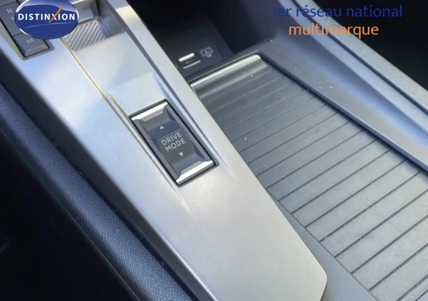 Gros plan sur la console centrale grise avec bouton Drive Mode de la Peugeot 308 SW Hybrid 2025.