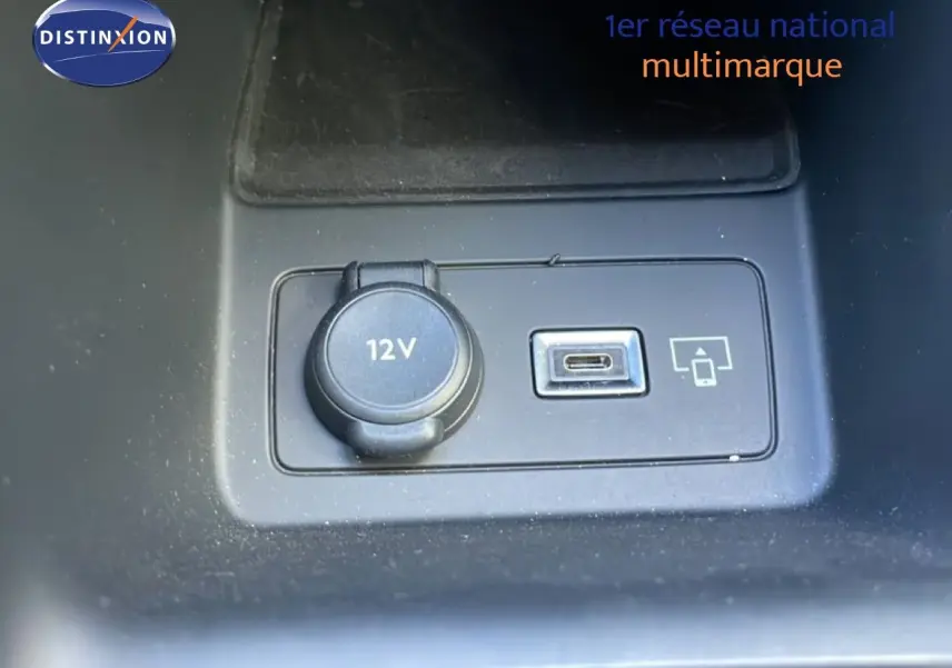 Prise 12V et port USB-C en gros plan sur la console centrale d’une Peugeot 308 SW gris Artense 2025.