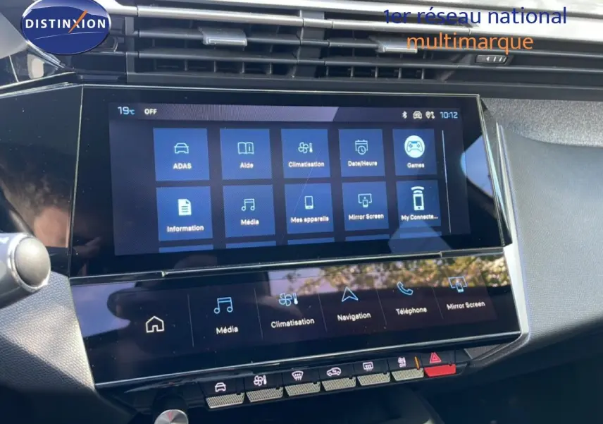 Vue intérieure du tableau de bord de la Peugeot 308 SW Hybrid 2025 avec écran tactile central et commandes numériques.