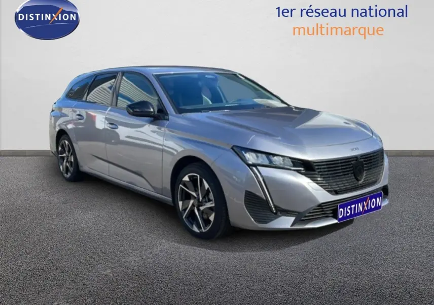 Peugeot 308 SW Hybrid gris Artense métal vue 3/4 avant droit, avec calandre noire et jantes alliage bicolores.