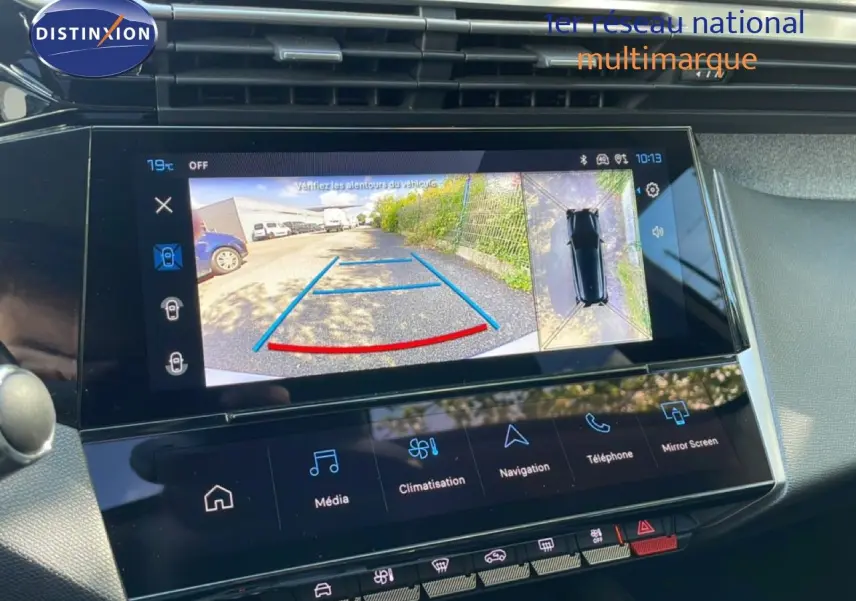 Écran tactile intérieur montrant la caméra de recul et vue à 360° dans une Peugeot 308 SW gris Artense.