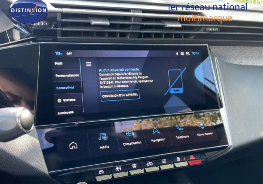 Écran tactile central du tableau de bord de la Peugeot 308 SW gris Artense, affichant le menu connectivité.
