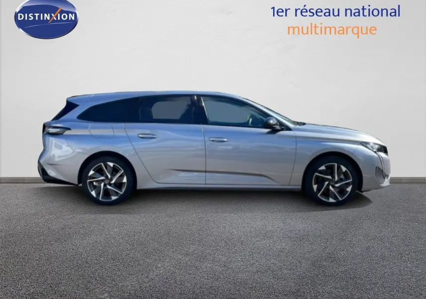 Profil droit d'une Peugeot 308 SW hybride gris Artense métal, avec jantes alliage et lignes fluides modernes.