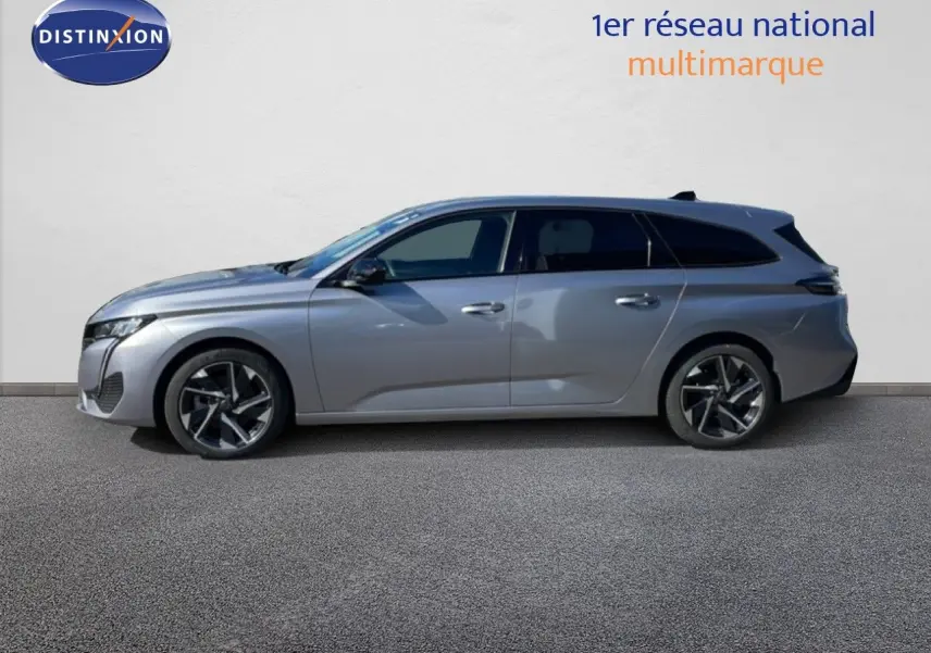 Profil latéral droit d'une Peugeot 308 SW Hybrid 145ch gris Artense métallisé avec jantes alliage noires et grises.