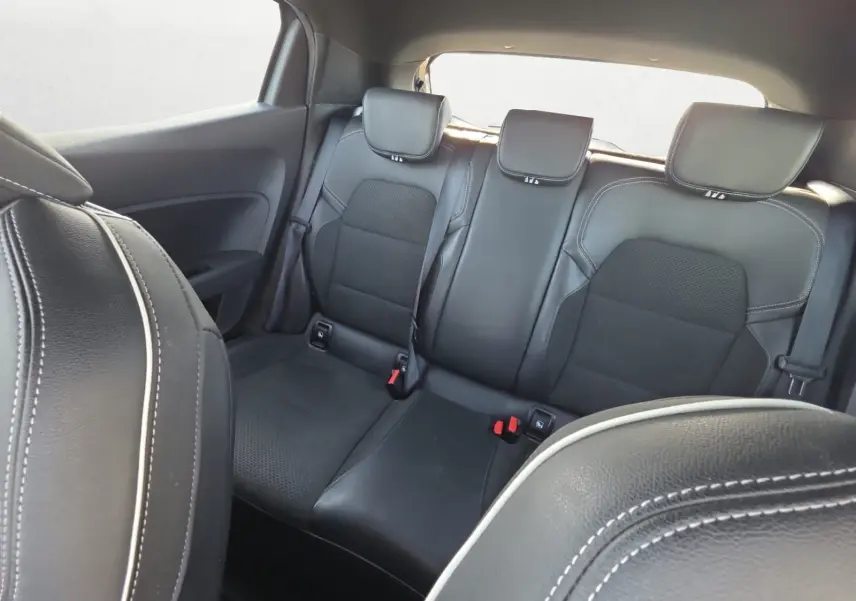 Vue intérieure arrière montrant les sièges en cuir noir avec surpiqûres blanches de la Renault Clio V TCE 90 Intens 2021.