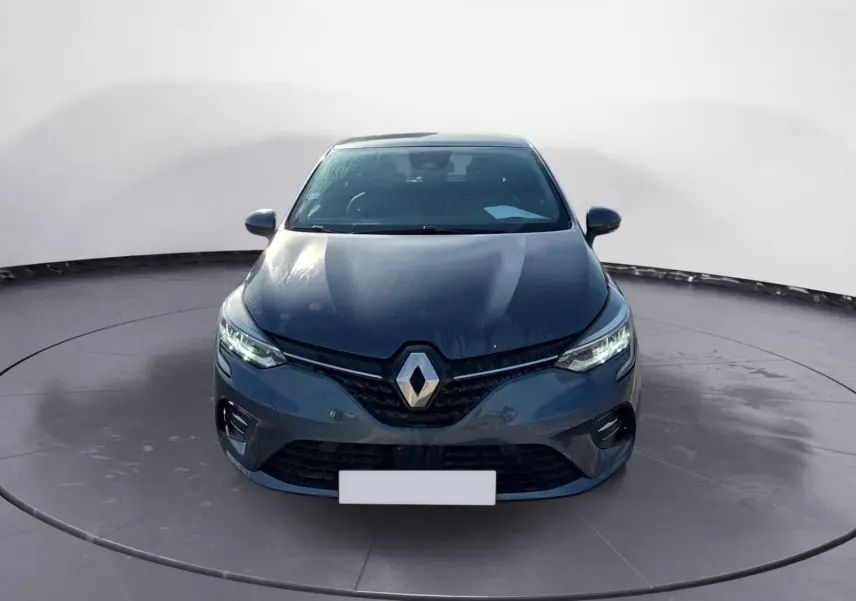 Vue frontale d'une Renault Clio V gris foncé métal 2021 avec feux LED et calandre noire distinctive.