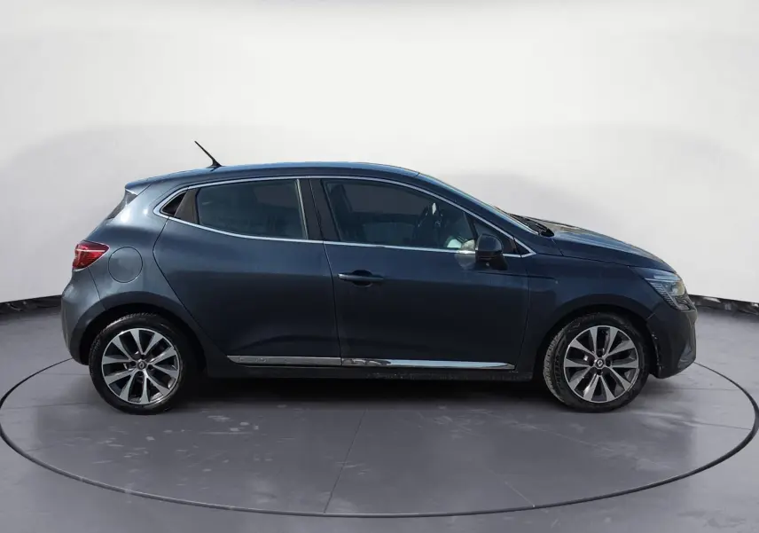 Profil côté gauche de la Renault Clio V TCE 90 Intens 2021 en gris foncé métal avec jantes alliage 16 pouces.