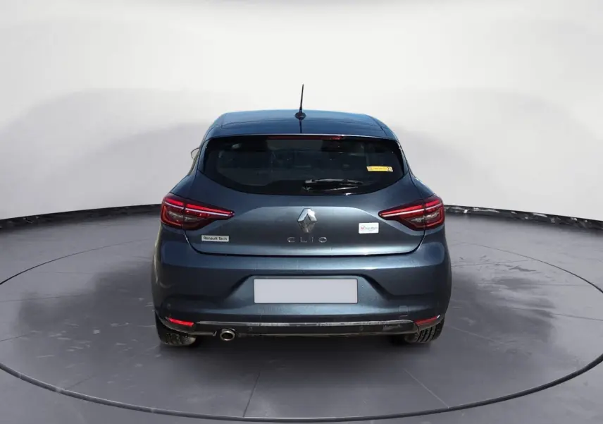 Vue arrière d'une Renault Clio V gris foncé métallisé, avec feux LED et un seul pot d'échappement visible côté gauche.