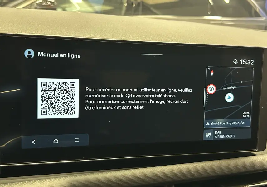 Écran tactile central du Hyundai Tucson 2025 affichant un QR code pour manuel en ligne et navigation GPS.