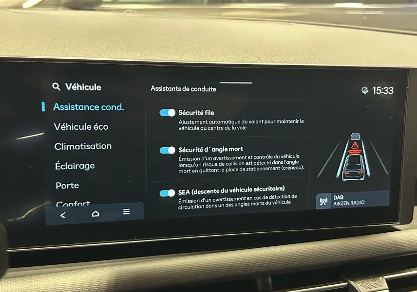 Écran tactile intérieur du Hyundai Tucson 2025 montrant les assistants de conduite avec interface moderne et claire.