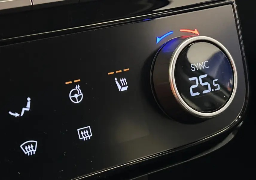 Gros plan sur la commande de climatisation digitale du Hyundai Tucson 2025, affichant 25,5°C en mode SYNC.