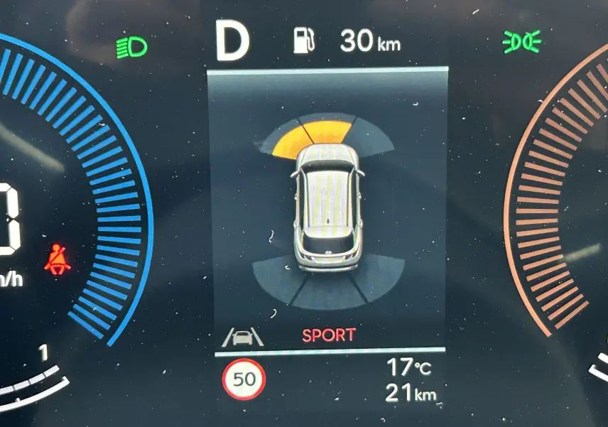 Affichage numérique du tableau de bord du Hyundai Tucson 2025 en mode Sport avec autonomie et vitesse limitée à 50 km/h.
