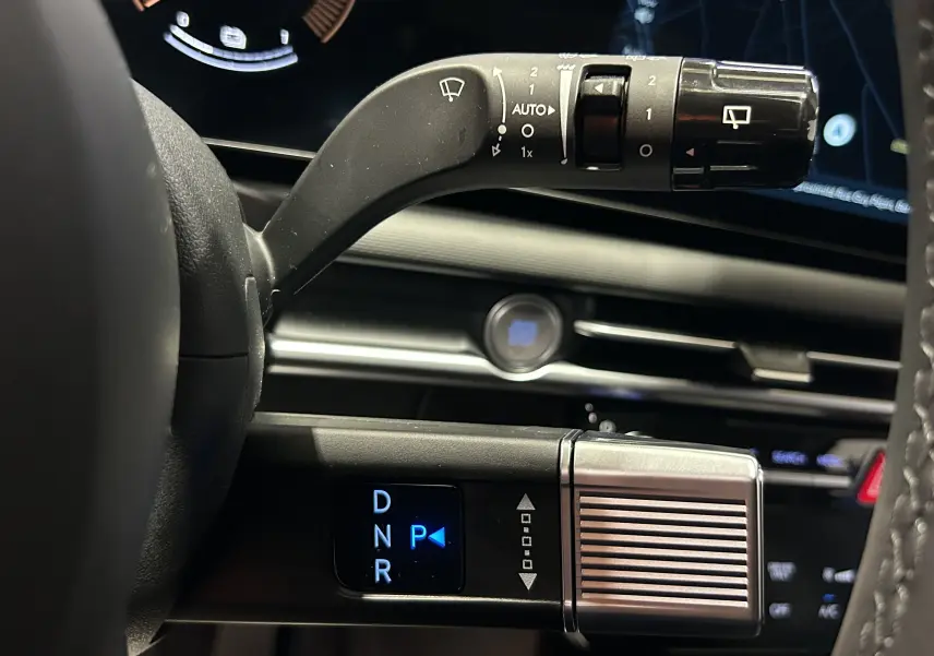 Détail du levier de vitesses automatique et commande d’essuie-glace sur le tableau de bord du Hyundai Tucson 2025.