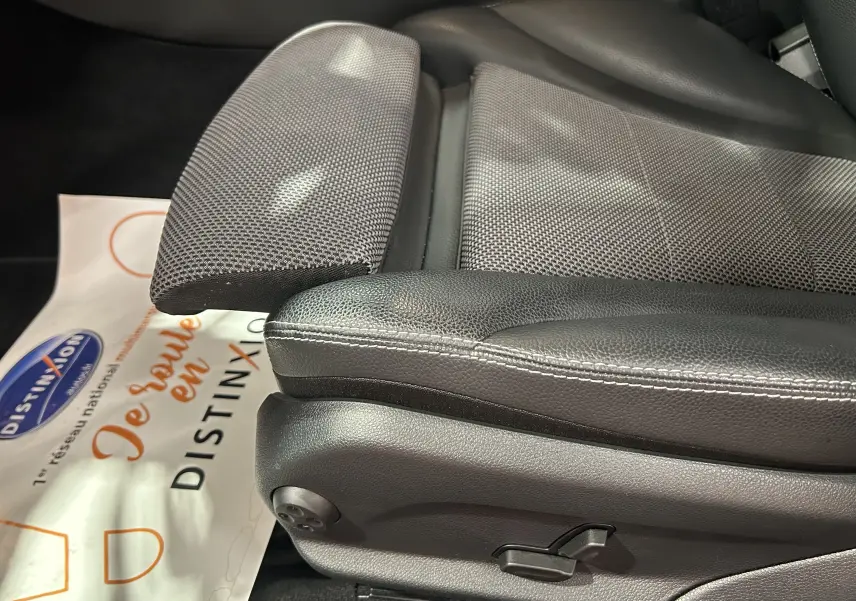 Gros plan sur le siège conducteur en cuir noir et tissu gris d'une Mercedes Classe C 200d 2018, finition Executive.