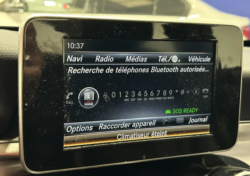 Écran central de la Mercedes Classe C 200d bleu 2018 affichant la recherche Bluetooth et options multimédia.