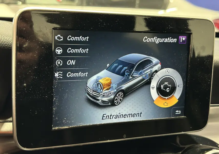Écran central montrant la configuration de la transmission d'une Mercedes Classe C 200d bleue en vue 3/4 avant digitale.