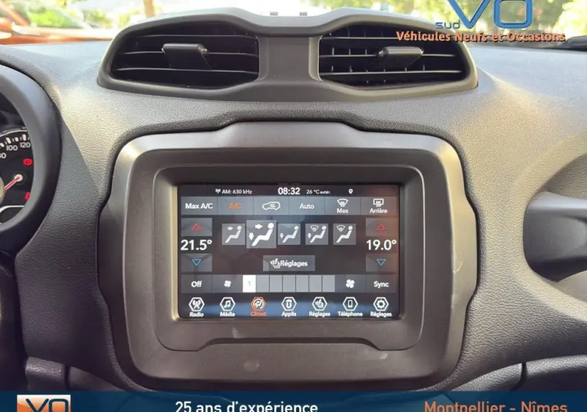 Écran tactile central du tableau de bord du Jeep Renegade blanc, affichant la climatisation automatique multi zone.