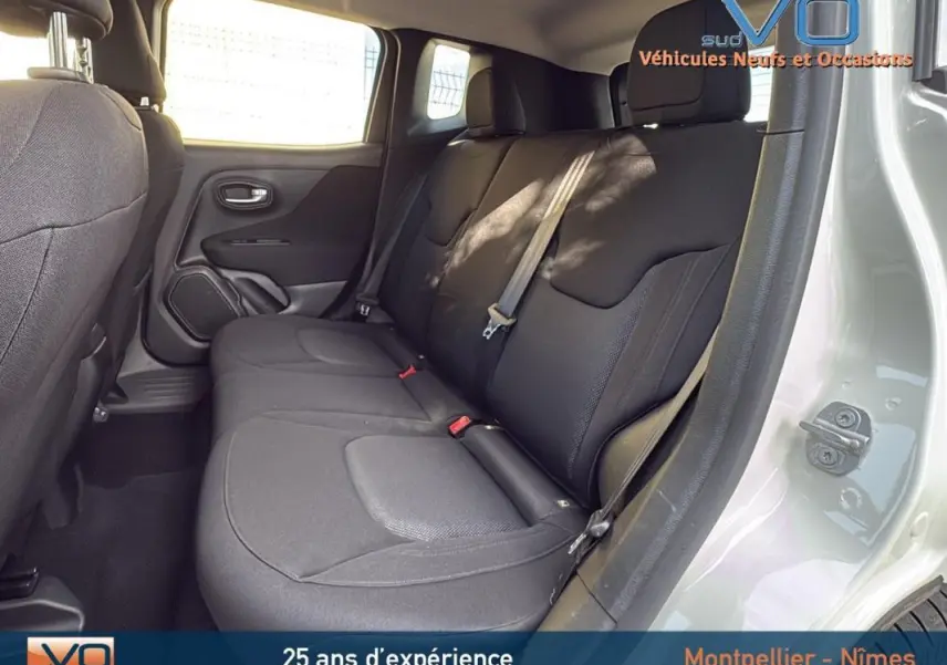 Vue intérieure arrière côté droit du Jeep Renegade blanc, montrant les sièges arrière en tissu noir.