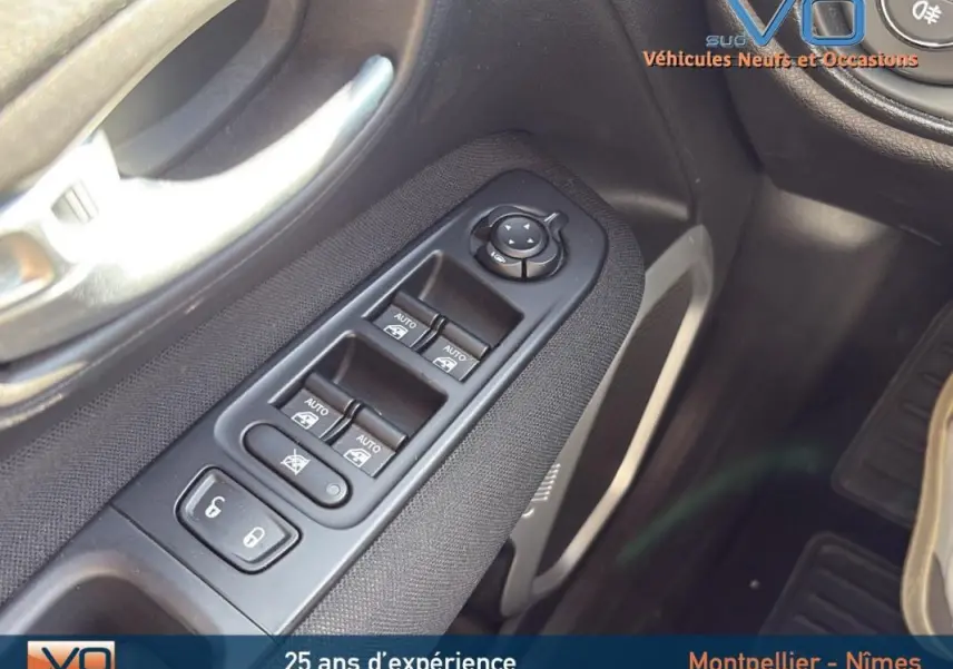 Gros plan sur les commandes des vitres et rétroviseurs côté conducteur du Jeep Renegade blanc 2020 Quiksilver Edition