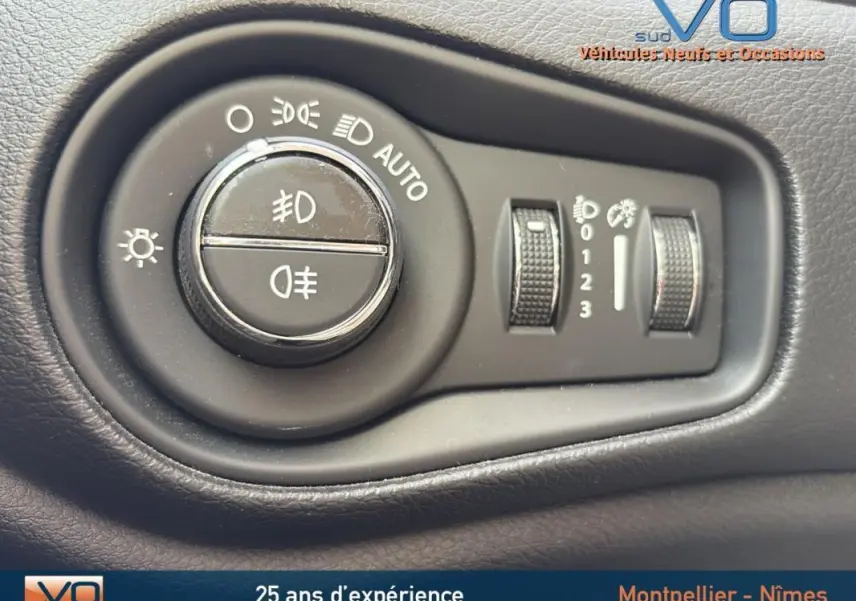 Gros plan sur les commandes d'éclairage du tableau de bord d'un Jeep Renegade blanc, édition Quiksilver 2020.