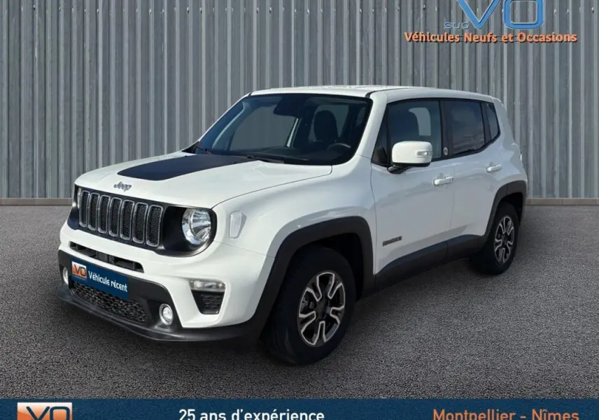 Jeep Renegade blanc en 3/4 avant droit, avec capot noir mat et jantes alliage 17 pouces visibles.