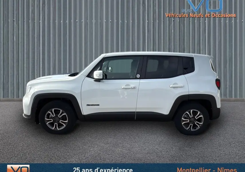 Profil côté gauche d'une Jeep Renegade blanche 2020 avec jantes alliage 17 pouces et barres de toit visibles