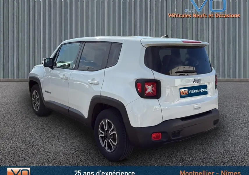 Jeep Renegade blanc en vue 3/4 arrière droit, avec jantes alliage 17 pouces et vitres teintées arrière.