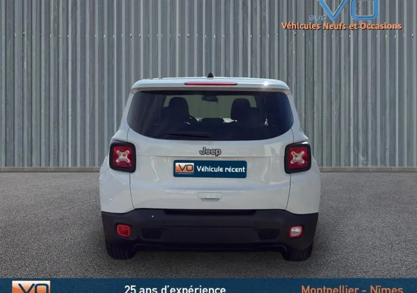 Vue arrière d'un Jeep Renegade blanc 2020 avec feux arrière carrés et plaque "Véhicule récent" visible.