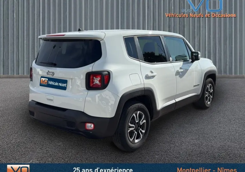 Jeep Renegade blanc vue 3/4 arrière droit, jantes alliage 17 pouces et vitres arrière teintées visibles