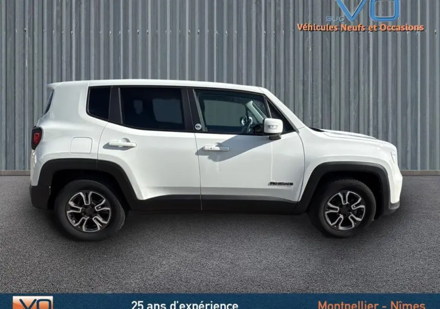 Profil côté gauche d'un Jeep Renegade blanc 2020 avec jantes alliage 17 pouces sur fond industriel.