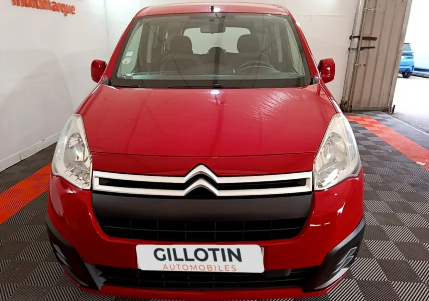 Vue avant d'un Citroën Berlingo rouge 2016 avec calandre noire et logo double chevron visible.
