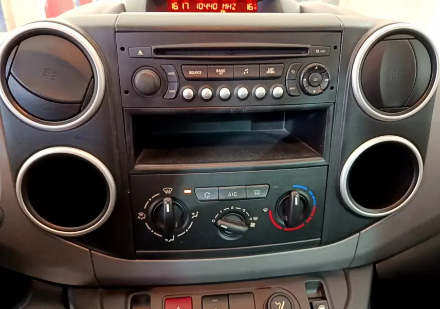 Tableau de bord central du Citroën Berlingo 2016, vue frontale montrant commandes climatisation et radio noire.