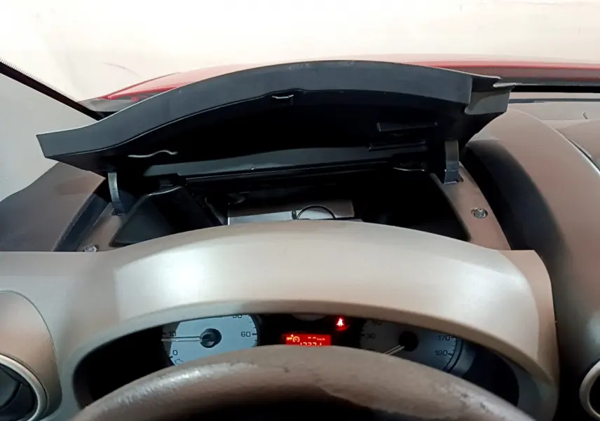 Vue intérieure centrée sur le tableau de bord ouvert du Citroën Berlingo rouge, version BlueHDi 75 BVM Feel 2016.