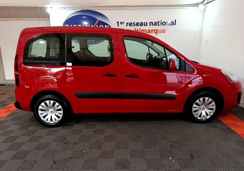 Profil droit d'un Citroën Berlingo rouge 2016 avec vitres teintées et protections latérales noires visibles.