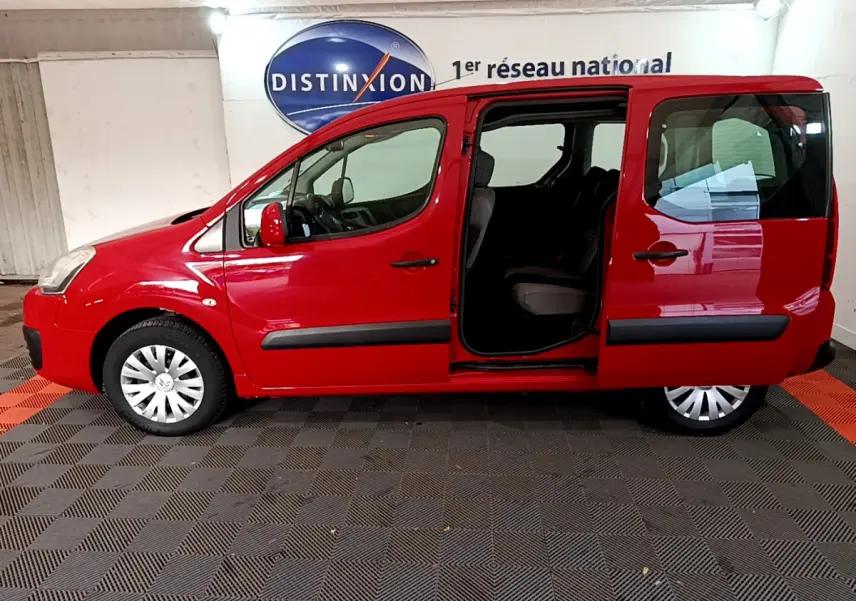 Profil gauche d'un Citroën Berlingo rouge 2016 avec porte coulissante arrière ouverte, intérieur visible.