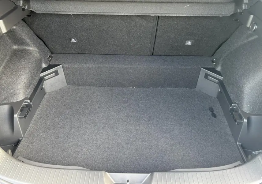 Coffre spacieux vu de dessus du Nissan Qashqai III blanc nacré, avec revêtement intérieur gris foncé.