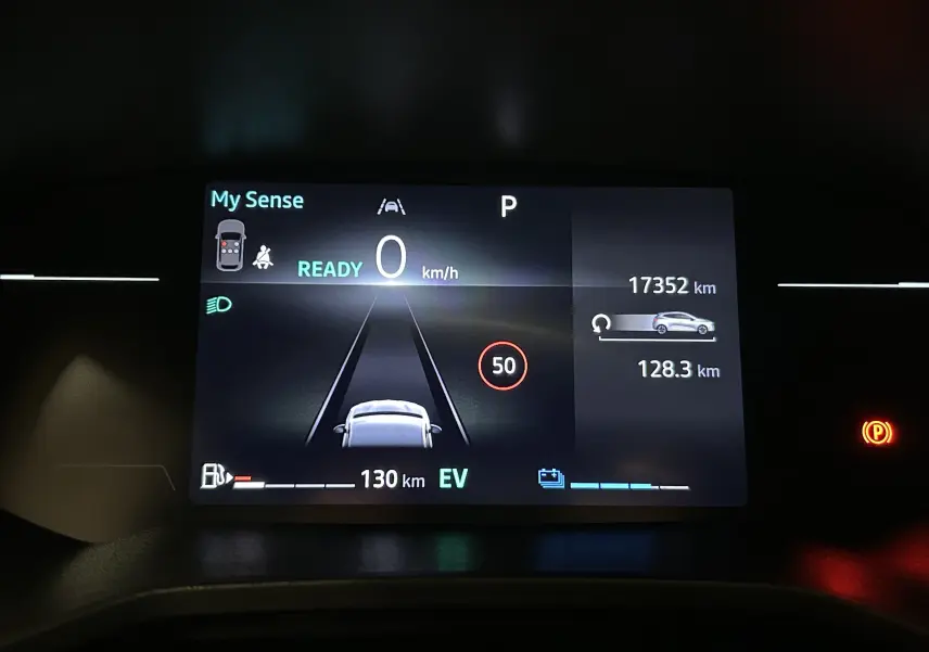 Tableau de bord numérique de Renault Clio V E-Tech, affichant vitesse, autonomie et alertes en mode prêt.