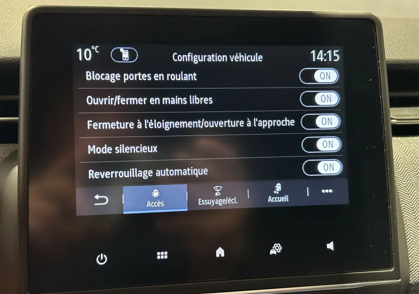 Écran tactile intérieur de la Renault Clio V E-Tech affichant les réglages d'accès avec options activées.