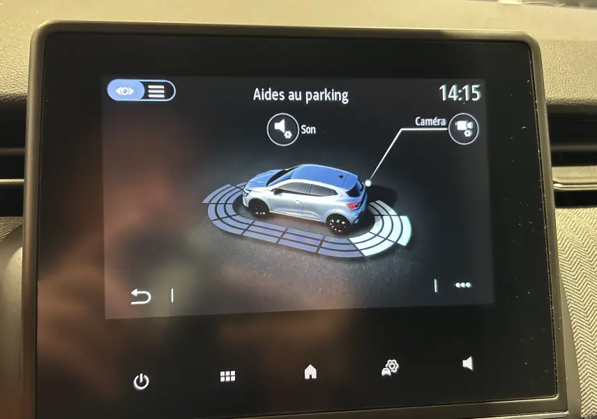Écran tactile montrant l'aide au parking avec vue 3D d'une Renault Clio V gris Rafale métal en stationnement.