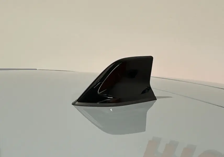 Gros plan sur l’antenne requin noire sur le toit gris rafale métal d’une Renault Clio V E-Tech 2025.